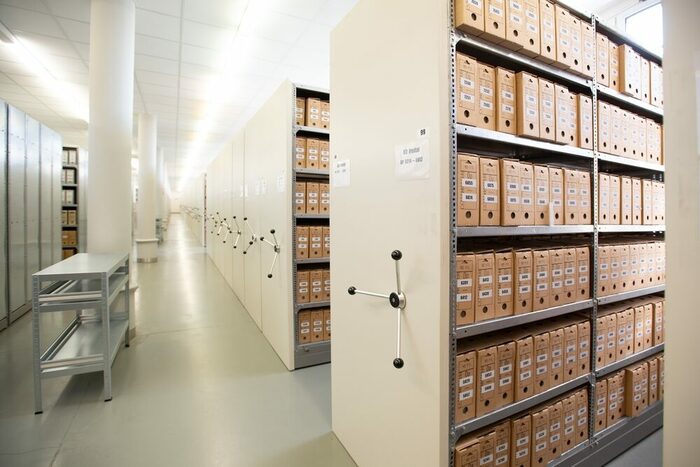 Blick in den Archivraum mit Archivschränken