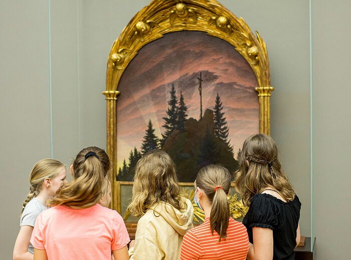 Kinder bestaunen den Tetschener Altar Caspar David Fridrichs