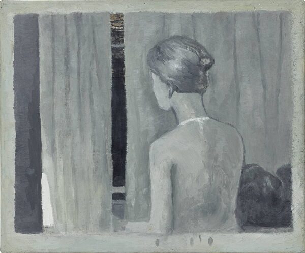 In Grautönen gehaltenes Ölgemälde: Frau steht mit dem Rücken zum Betrachter und blickt durch einen schmalen Spalt einer Gardine nach draußen