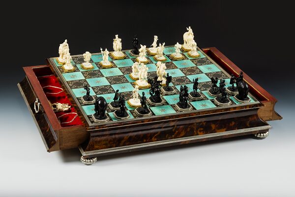 Türkis-schwarzes Schachbrett mit offener Schublade